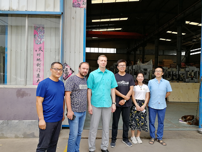 俄羅斯客戶到廠驗(yàn)收機(jī)器，獲得客戶一致好評(píng)